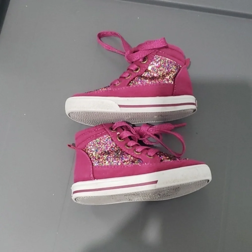 Oshkosh tennis shoes size 5‎